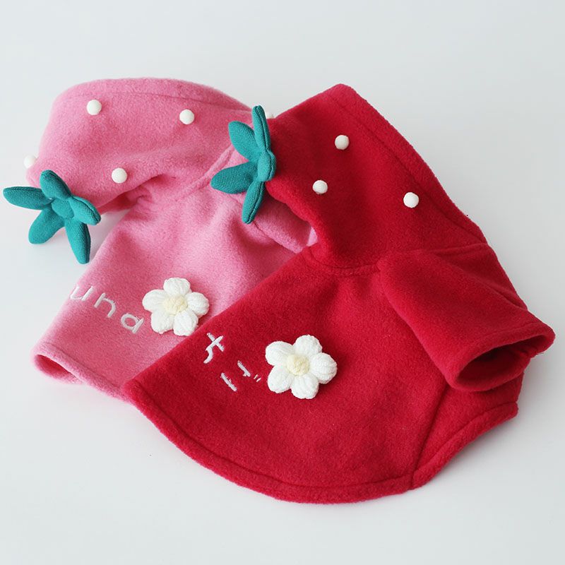 予約限定ウェア]お名前刺繍フリースいちごフード付きマント | 犬服通販