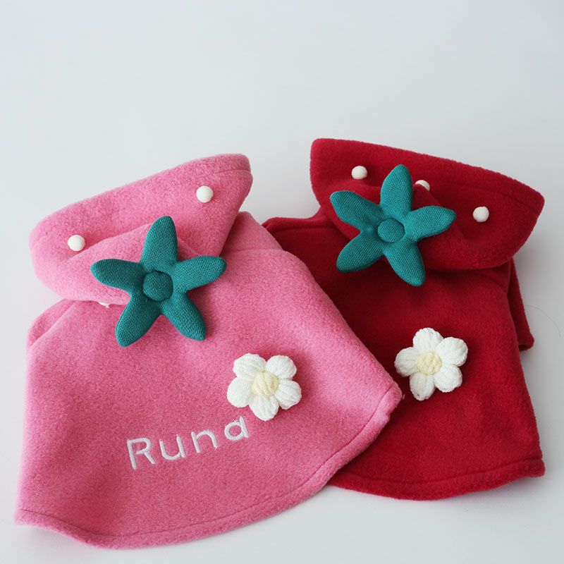 予約限定ウェア]お名前刺繍フリースいちごフード付きマント | 犬服通販